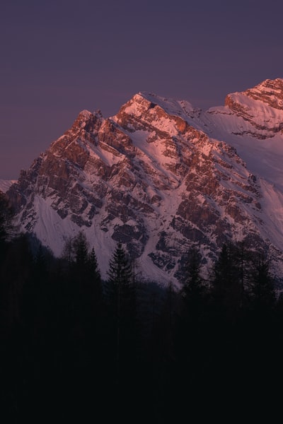 白昼雪山